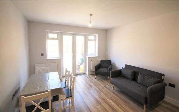 Laburnum Place, Englefield Green, Egham, Surrey, TW20 0SX - Photo 1