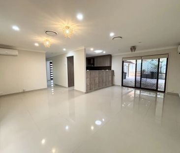 “Modern Elegance and Family Comfort in a Prime Narellan Vale Location” - Photo 4