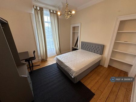4 bedroom flat to rent - Photo 2