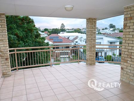 🏡 Low Maintenance - Spacious Contemporary Unit - Photo 4