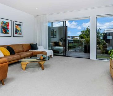 Fab spacious family home in great location with Double Garage!! - Photo 2