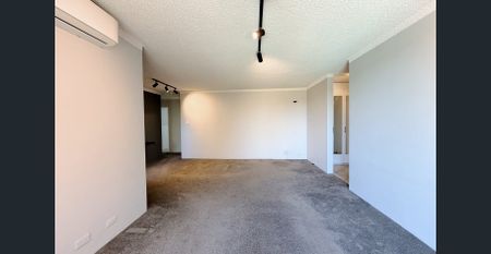 Bright & Spacious 2-Bedroom Apartment in a Prime Waterside Location - Photo 2