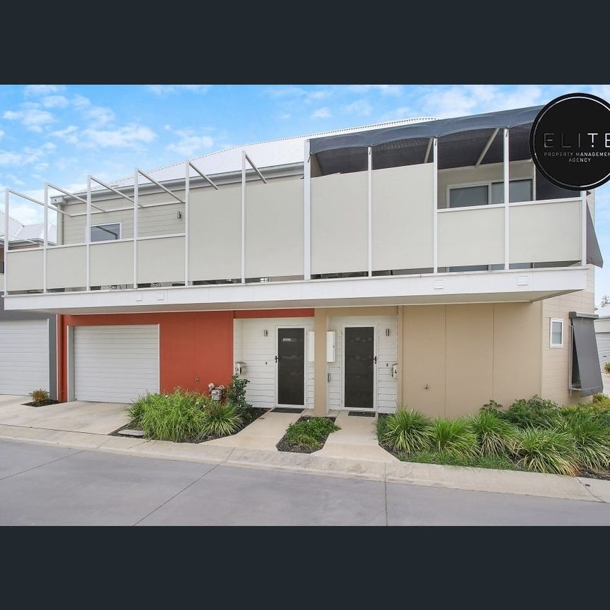 MODERN TOWNHOUSE IN ELMWOOD ESTATE - Photo 1