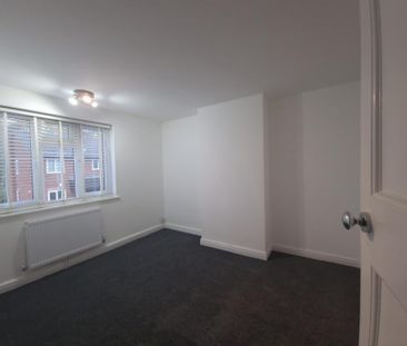 3 bedroom end of terrace house to rent - Photo 2