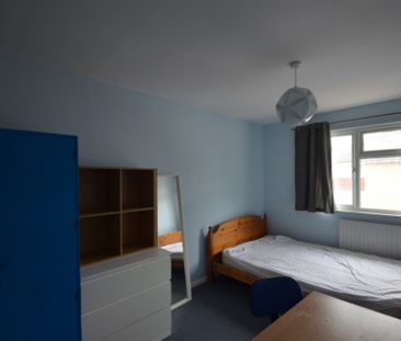 4 bedroom Property to rent - Photo 6