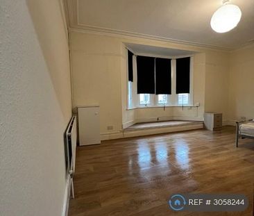 3 bedroom flat to rent - Photo 4