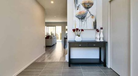 Large, Modern 5-Bedroom Family Home with Double Garage in Lynfield! - Photo 4