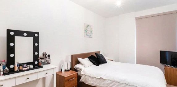 2 bedroom maisonette in London - Photo 2