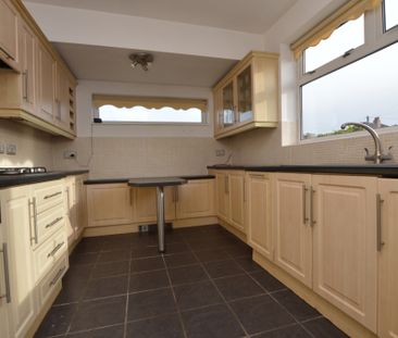 4 Bedroom Detached House - Photo 2