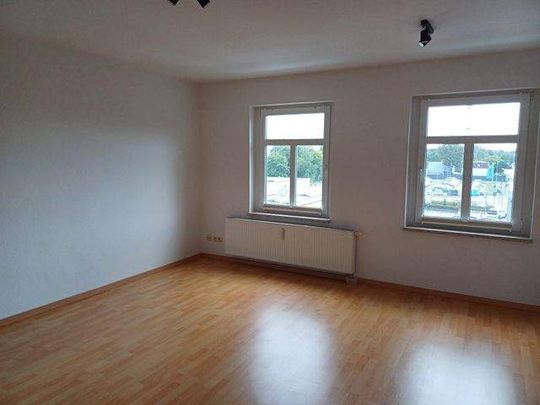 Schöne geräumige 2 Raum Dachgeschoss Wohnung mit moderner Einbauküche ab sofort zu vermieten - Photo 1