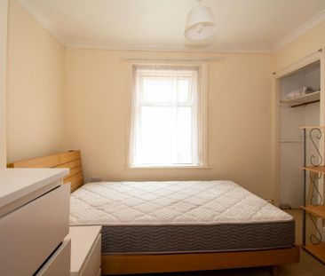 4 bedroom semi-detached house to rent - Photo 4