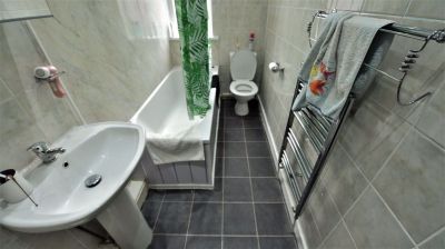 8 bedroom House in & Meadow View, Leeds - Photo 1