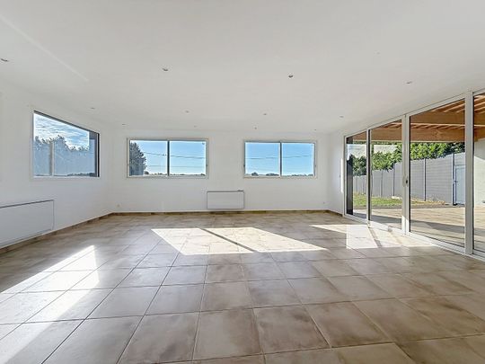 Location Maison 7 pièces 225m² OUISTREHAM 14150 - Photo 1