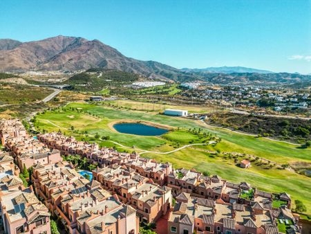 Townhouse in Estepona to rent Long Term - Photo 4