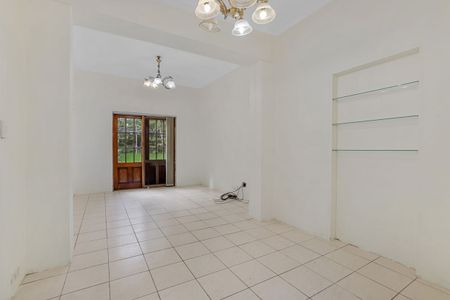 "Short Term Lease Only Until April 1, 2026" - Ground Floor One Bedroom Garden Apartment + Large Sunroom only Metres to Bondi Beach! - Photo 2