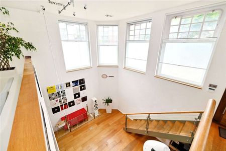 Experience a one-of-a-kind short-term rental in this stunning 4-bedroom home  a former pub transformed into a characterful and spacious residence. Brimming with period charm. - Photo 3