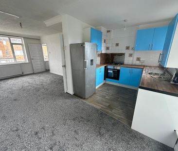 4 Bed Terraced House, Tenby Drive, LU4 - Photo 5