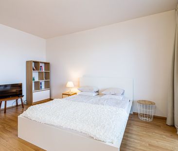 Pronájem bytu 1+kk a garsoniéry 39 m², Miroslava Hajna 740, Praha - Photo 2