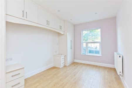 68a High Street, Esher, Surrey, KT10 flat to rent - Photo 2