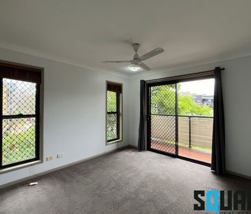 Spacious Three-Storey Townhouse in the Heart of Indooroopilly - Photo 6