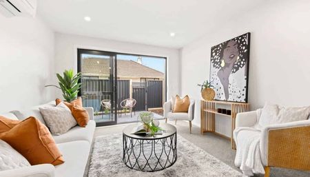 Brand new stylish house with great location - Photo 3
