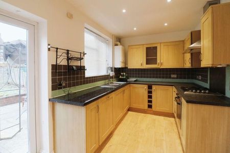 3 bedroom semi-detached house to rent - Photo 4