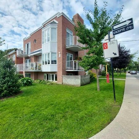 4 1/2 Spacieux, à 10min du métro, LIBRE - Photo 4