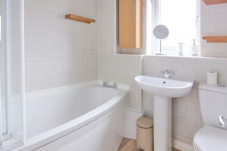 A 3 Bedroom House - End Terrace in Hucclecote GL33UG - Photo 5