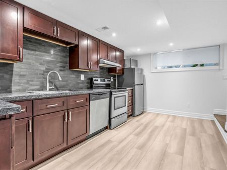 For Lease - 22 Scotswood Road, Toronto, Ontario - Photo 4