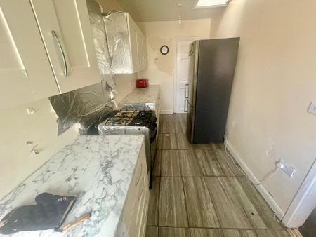 3 bedroom semi-detached house to rent - Photo 5