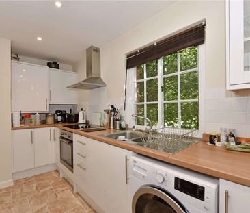 First floor period apartment with spacious accommodation in beautif... - Photo 4