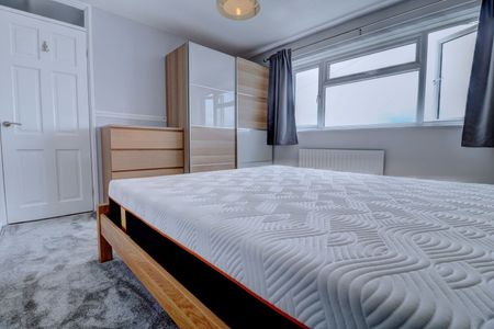 3 Bedroom Semi Detached House To Rent - Photo 4