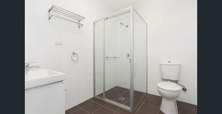 CONTEMPORARY APARTMENT IN IDEAL LOCATION - Photo 5