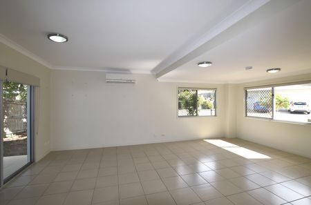 :: MODERN THREE BEDROOM TOWNHOUSE PLUS A POOL! - Photo 2