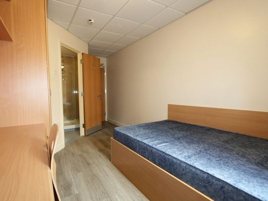 Flat to rent on - Photo 1