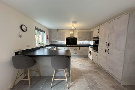 4 bedroom detached house to rent - Photo 2