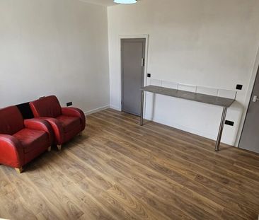 Room 3, Grovehall Drive, Leeds, LS11 7LN - Photo 3