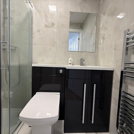 1 bedroom in a house share to rent - Photo 3