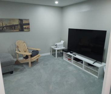 For Lease - 129 McCraney Street, Oakville, Ontario - Photo 2