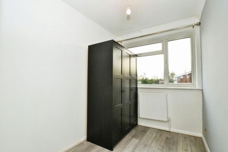 Chichester Way, Feltham, TW14 0DF - Photo 2