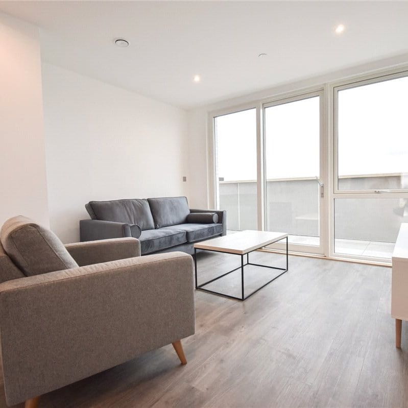 A stunning 2 bedroom Penthouse apartment situated in the prestigious "Icon" development in Eddington, Cambridge. Amtico flooring and under floor heating. Secure parking. Furnished. - Photo 1