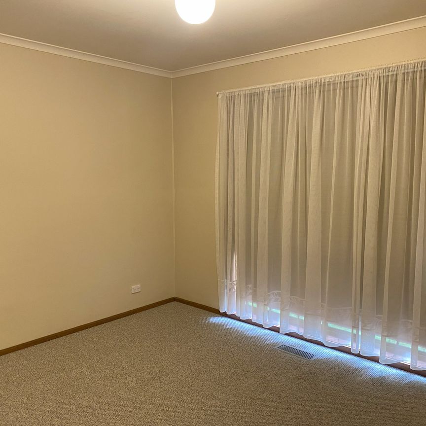 Spacious 3-Bedroom Unit in Rosanna – Available for Lease Now! - Photo 1