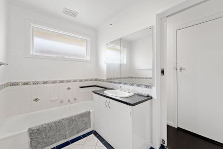 Move in to enjoy space, comfort and convenience - Photo 4