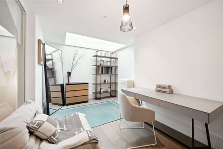 An impressive 3 bedroom mews in the highly desirable Park Crescent. - Photo 5