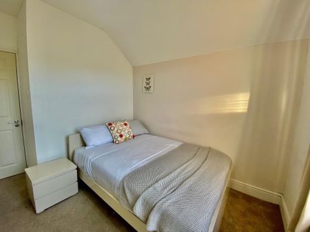 1 bedroom in a house share to rent - Photo 2