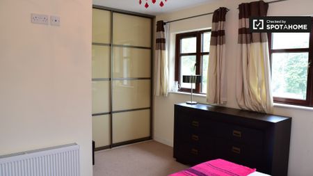 Ensuite room in 3-bedroom apartment in Ballinteer, Dublin - Photo 4