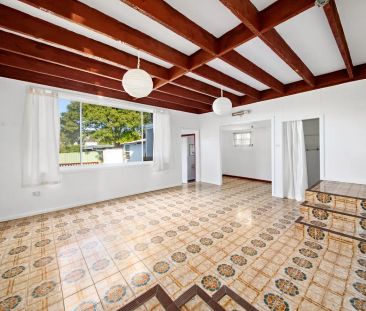 “Spacious home located in lovely locale” - Photo 1