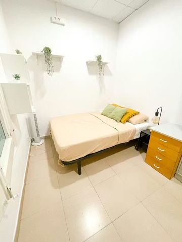 Via Laietana, Barcelona, Catalonia 08003 - Photo 4