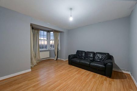 3 bedroom flat to rent - Photo 4