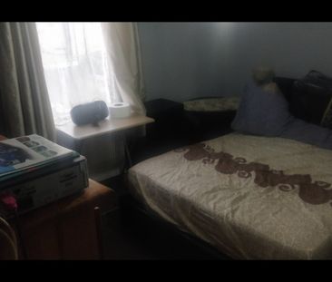 Room in a Shared House, Selby Road, E13 - Photo 6